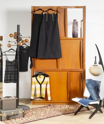 une photo d'un portant à vêtements dans un salon
