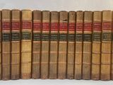 six vieux livres alignés sur une surface blanche