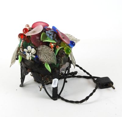 un panier noir sur lequel sont disposés divers objets