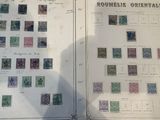 beaucoup de timbres sur les pages d'un livre