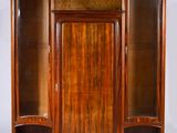 une armoire ancienne en bois avec des portes vitrées et des étagères