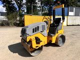 une petite machine jaune qui est posée dans la terre