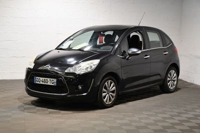 la petite voiture noire est garée dans une grande pièce