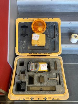 un boîtier jaune avec une lumière jaune à l'intérieur