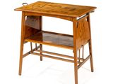 une petite table en bois surmontée d'une étagère