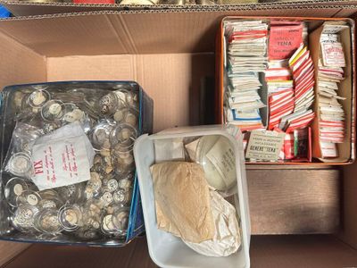 une boîte remplie d'objets divers