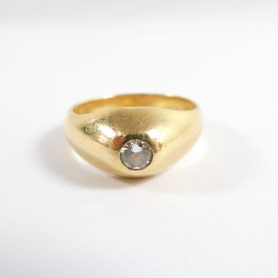 une image montrant un gros plan d'une bague en or sertie d'un diamant