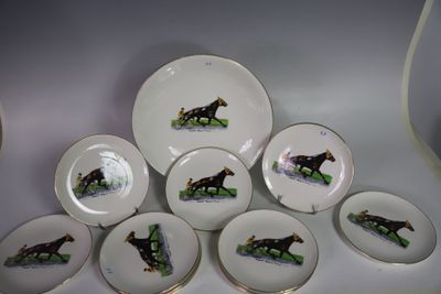 six assiettes ornées de chevaux, posées sur une table