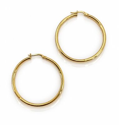deux paires de boucles d'oreilles créoles en or sur fond blanc