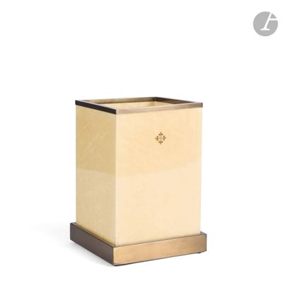 une photo d'une jardinière carrée avec un socle en bois