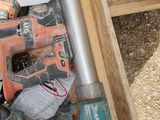 un tas d'outils posé sur une caisse en bois