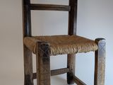 une chaise en bois avec une assise en osier sur fond blanc