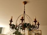 un lustre suspendu au plafond d'une salle à manger
