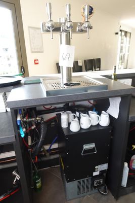 un plan de travail sur lequel sont posées plusieurs tasses, dans la cuisine