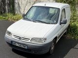 une petite camionnette blanche garée sur le bord de la route