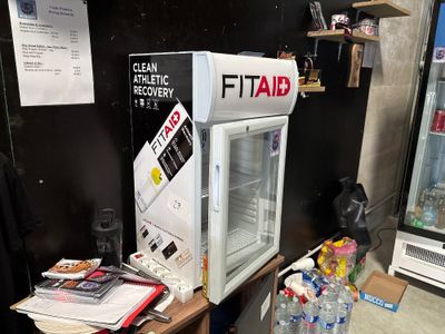 un réfrigérateur posé sur une table dans une pièce