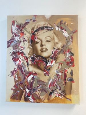 tableau représentant Marilyn Monroe avec des papillons dans les cheveux, accroché sur un mur blanc