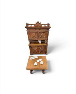 une petite table en bois sur laquelle se trouve une petite armoire en bois