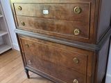 une commode en bois surmontée d'un miroir