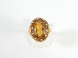 un gros plan d'une bague en or sertie d'une citrine facettée