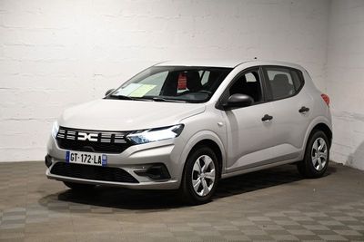 la voiture blanche est garée dans un garage dont le sol est recouvert de carreaux
