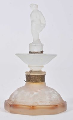une statue blanche posée au sommet d'une bouteille en verre