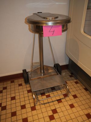 une petite table sur laquelle est posé un panneau, dans une cuisine