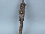 un gros plan sur une statue en bois représentant une personne coiffée d'un chapeau