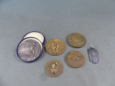 un lot de pièces de monnaie posées sur une table