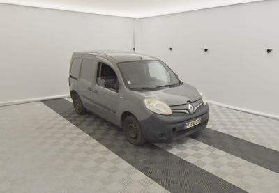 une petite camionnette garée dans un garage
