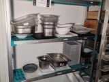de nombreuses casseroles et poêles sur les étagères de la cuisine