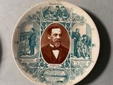 deux assiettes avec l'image d'un homme et d'une femme