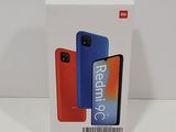 une image représentant une boîte contenant un téléphone rouge et bleu
