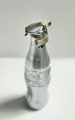 Andy Warhol ( 1928-1987) You're in - Bouteille Coca-Cola gri…