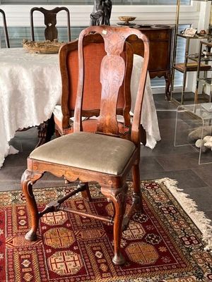Chaise Hollandaise à décor de danseuses, les pieds cambrés