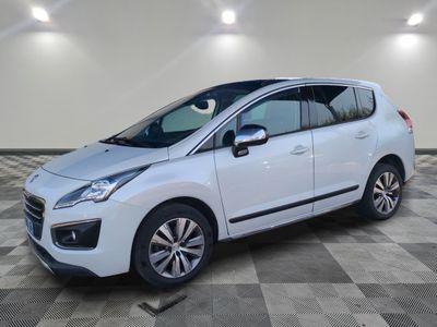 une voiture blanche garée dans une pièce au sol en damier