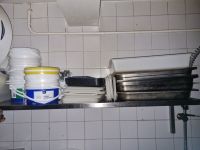 Lot de vaisselle, consommables, batterie de cuisine et bacs … (photo 6)