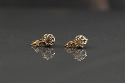 Paire de dormeuses en or jaune et or gris 18K 750 millièmes …