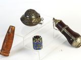 trois objets différents exposés sur une étagère transparente