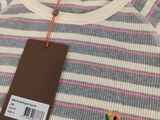 un gros plan d'un pull rayé avec une étiquette dessus