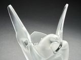 sculpture en verre représentant un oiseau blanc sur fond noir