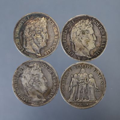 quatre pièces d'argent datant du règne de [nom]