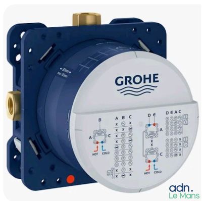 un gros plan d'un compteur d'eau sur fond blanc