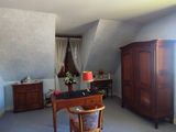 une photo d'une chambre avec un bureau et une chaise