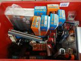 un bac rouge rempli de jouets divers et d'autres objets