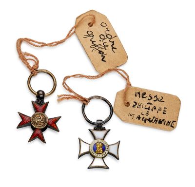 deux porte-clés ornés d'une croix et d'une médaille