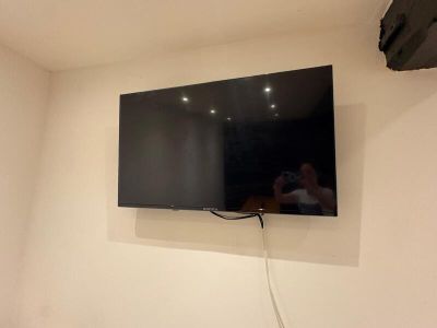un téléviseur à écran plat fixé au mur d'une pièce