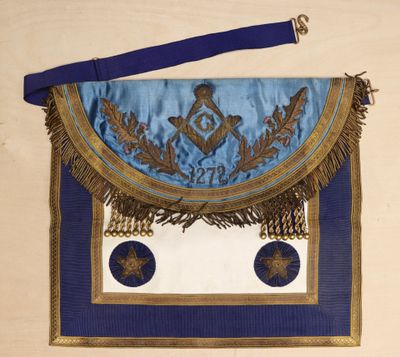 Tablier maçonnique de loge anglaise en peau et tissu gancé. …