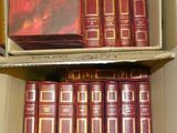 de nombreux livres qui se trouvent dans une boîte sur l'étagère
