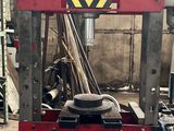 une machine qui se trouve au milieu d'un bâtiment